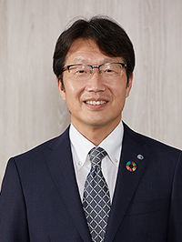 岡崎　正洋 氏