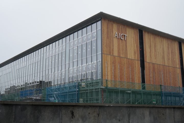 一部にガラスの壁が採用されモダンなデザインとなっている2019年2月末完成予定のICTオフィスビル