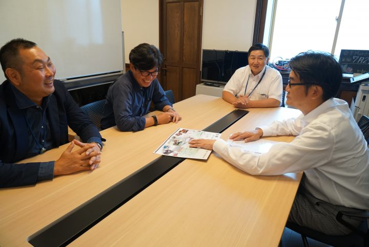 中村さん、長田さん、春名さん、満田さんが机を囲囲んでいる。