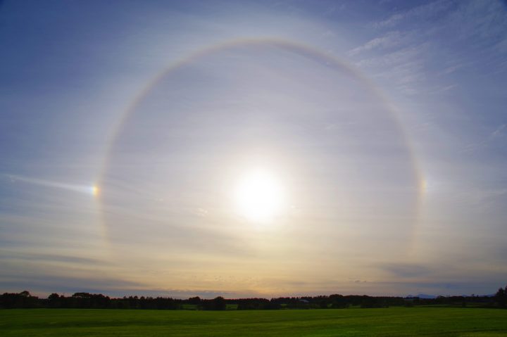 広大な草原が広がり、空には太陽の周りに虹の輪(ハロ)ができることもある。