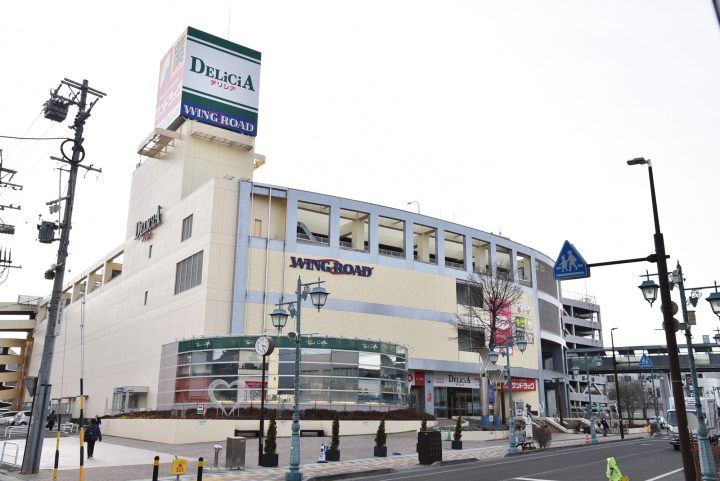 塩尻市内にある大型商業施設の外観。