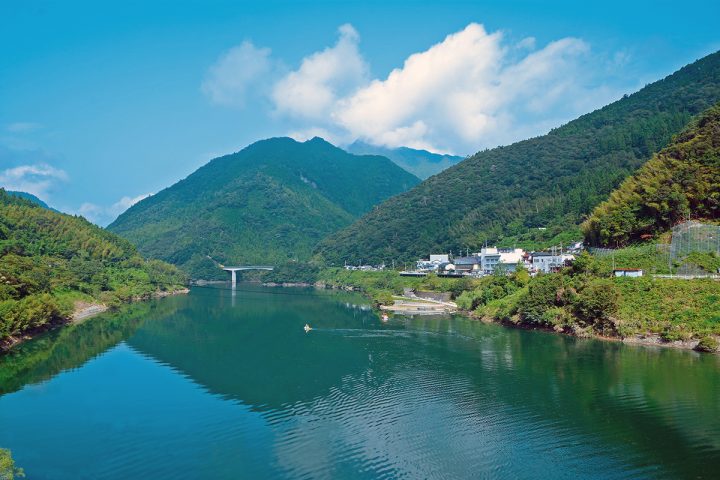 四国山地に囲まれ、吉野川が流れる緑の多い嶺北地域。
