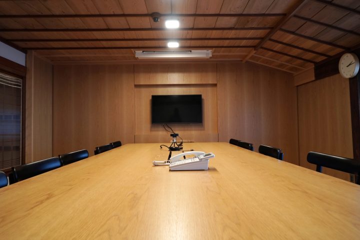 木目調で優しい雰囲気のある広い会議室