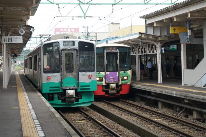 高田駅に停車している、えちごトキめき鉄道の電車とイベント兼用ディーゼルカー