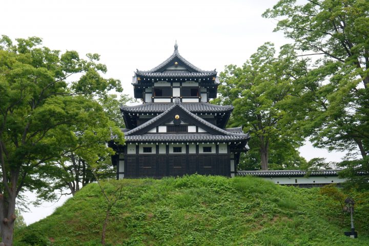 徳川家康の六男、松平忠輝の居城である高田城。石垣が築かれないこの城は、続日本100名城にも選出されている。