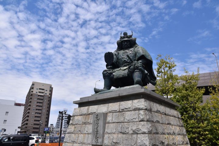 甲斐の国の偉人、武田信玄像が鎮座する甲府駅前。