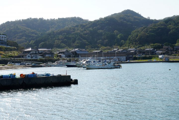 山に近い漁港には数隻の漁船が停泊している。