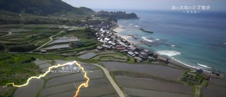 ドローンで撮影した動画の一画面。手前に棚田、奥には日本海。