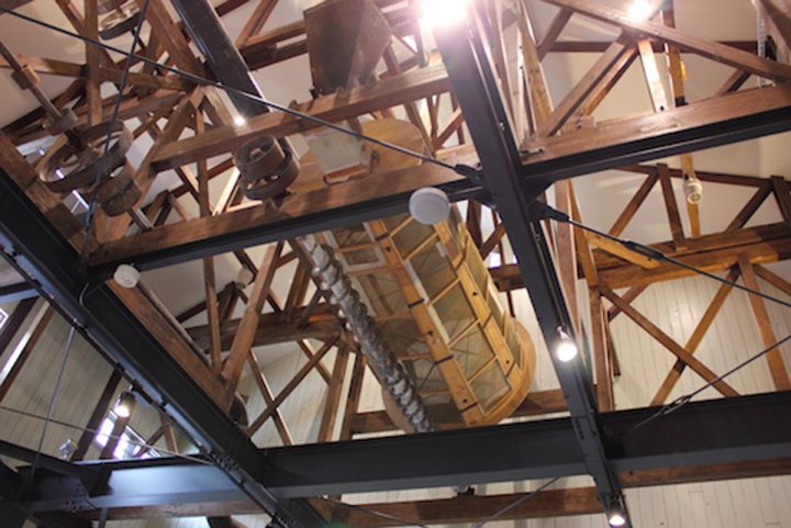 内部には、でんぷん工場時代に使用されていたでんぷん製粉機の一部が天井裏に残されており、現在も見ることができる。