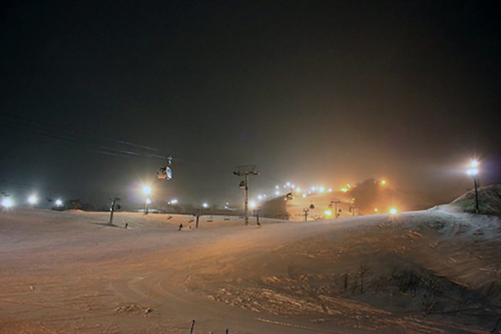 夜間のスキー場はライトに照らされ、幻想的な雰囲気を醸し出す。