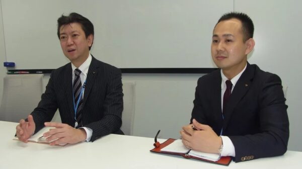 人事部　（左から）大畠久実さん、西田憲司さん