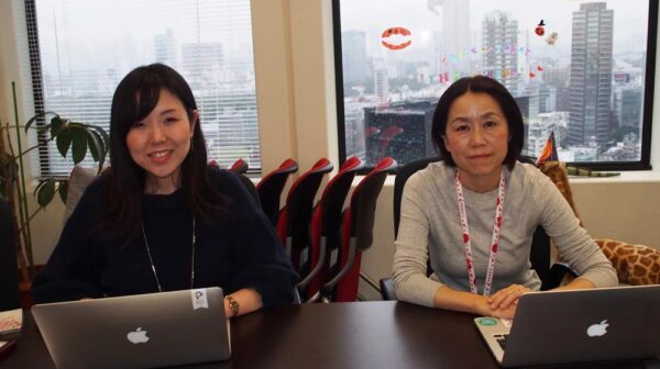 パフォーマンスマネイジメント部　（左から）安田智美さん、百瀬由佳さん