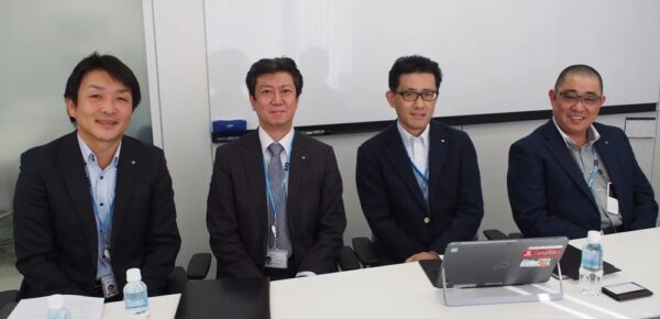 （左から）大木智広さん（総務部）、大畠久実さん（人事部）、島津幸一さん（情報管理部）、岩根新さん（情報セキュリティセンター）