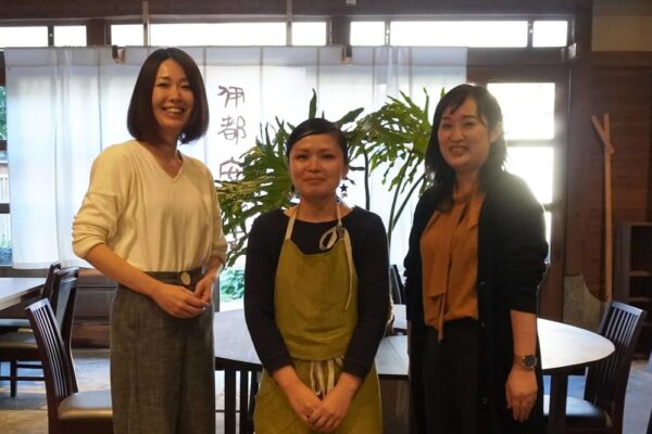 アイリンクス（株） 辻 敦子さん（左）、白水 由紀美さん（中央）MAKIHAUS（株） 廣川 祥子さん（右）