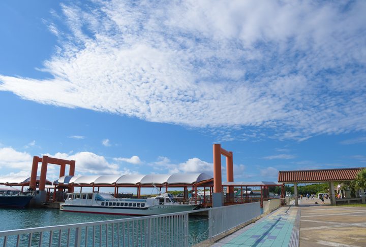 連絡船が着岸する西表島大原港の桟橋は琉球の色が濃い