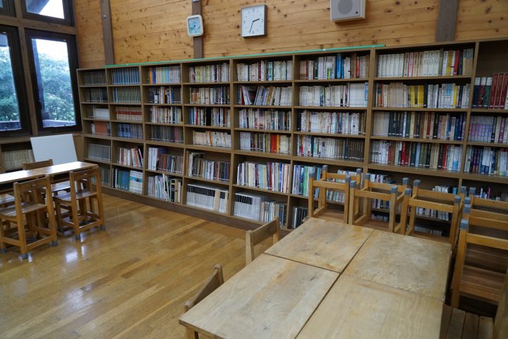 多くの書籍を取りそろえる図書室